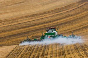 拖拉机在华盛顿东部的田野上施加常规的氨肥料。