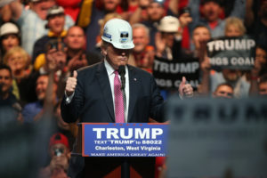 2016年5月，唐纳德·特朗普在西弗吉尼亚州查尔斯顿的竞选集会上。
