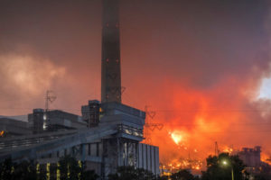野火在8月4日在土耳其穆格拉的一家燃煤电厂后面愤怒。