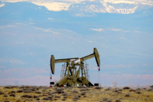 犹他州东北部联邦土地上的一个油泵，以尤因塔山脉为背景。