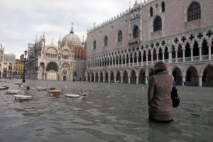 海平面上升加剧了威尼斯的涨潮洪水，淹没了城市的大片区域，比如2008年的标志性的圣马可广场。