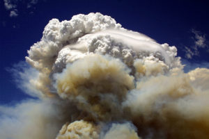2004年7月，亚利桑那州佩森附近的柳树大火上形成了一团火积雨云。