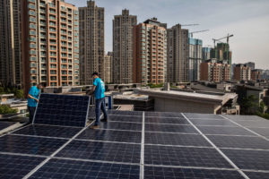 工人们在中国城市武汉安装屋顶太阳能，武汉已经与世界各地的城市联合起来应对气候变化。