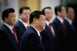 中国国家主席习近平与执政的共产党高级成员在一起。