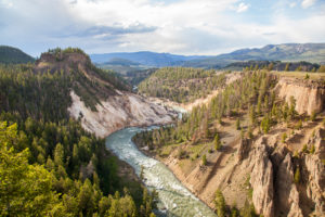 黄石河流经怀俄明州的黄石国家公园。