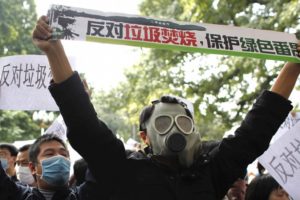 活动分子在广州南部城市抗议垃圾到能源焚烧炉。