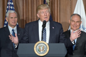 特朗普总统在环保署总部发表讲话，此前他签署了一项取消美国气候变化承诺的行政命令。他旁边站着美国环境保护署署长斯科特·普鲁伊特(右)和副总统迈克·彭斯。