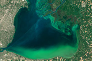2015年7月，圣克莱尔湖的藻类爆发。湖的西面与密歇根州的底特律接壤，东面与加拿大的农田接壤。