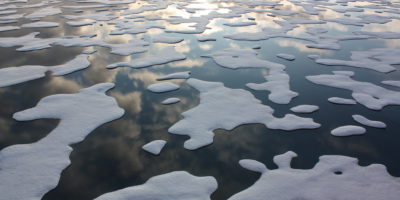 从美国海岸警卫队破冰船塞特（Healy）看，北极海洋冰融化了。“class=