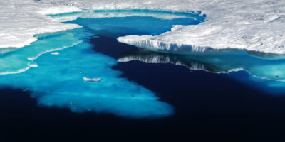 融化的冰流入格陵兰东部的北大西洋。