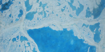 在2016年7月的北极海冰顶部的熔融水。