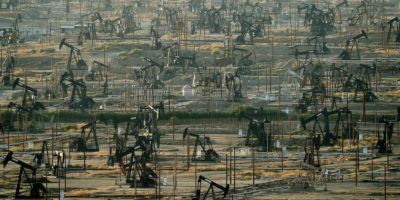 加利福尼亚州克伦县的油田，生产者依靠蒸汽喷射来泵出厚的碳重原油。 