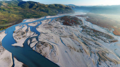 阿尔巴尼亚境内的伏乔萨河蜿蜒流入亚得里亚海，沿途留下了大量的砾石。
