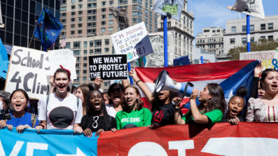 9月，Xiye Bastida Patrick(右三，拿着扩音器)和其他青年活动人士在纽约。