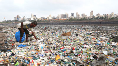 孟买的海岸线上的“ragpicker”，塑料废物堆满了。