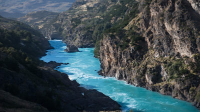 智利巴塔哥尼亚地区的自由流动的贝克河。在抗议活动中，在2014年吊销了水道上一项重大水电项目的许可。