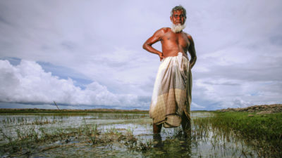 农民阿卜杜勒·马吉德被迫从种植水稻提高虾盐水侵入他的稻田在战争怎样惊人地扩大后,孟加拉国。