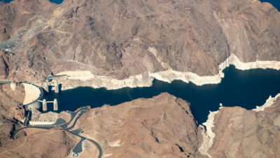 经过20年的干旱，被胡佛水坝封锁的米德湖的水量只有40%。沿着湖边可见的“浴缸环”显示了水位下降了多远。