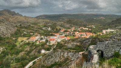 葡萄牙的卡斯特罗·拉伯罗罗（Castro Laboreiro）镇，以前的放牧土地恢复了自然。