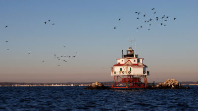 马里兰州安纳波利斯附近切萨皮克湾的历史悠久的托马斯角浅滩灯站。