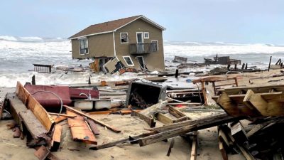北卡罗来纳州罗丹特（Rodanthe）的一所房子在2022年5月的暴风雨中倒塌了。