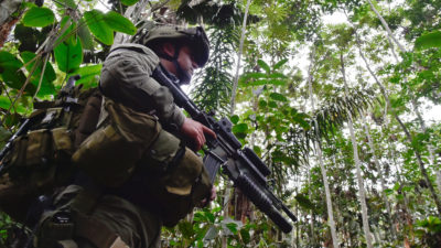 在哥伦比亚南部的瓜阿尔（Guaviarre）曾在瓜阿尔（Guaviarre）进行激烈战斗的巡逻的政府士兵。 