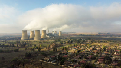 位于南非普马兰加省普伦霍普镇附近的亨德里纳燃煤发电站。