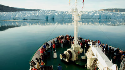 2014年8月，加拿大北极地区的一艘俄罗斯研究 - 探索船Akademik Ioffe上的乘客。