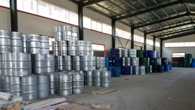 桶的原材料用于创建包含CFC-11泡沫绝缘材料在大成的一个工厂,河北省。