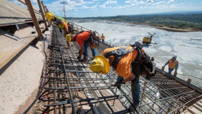 三月份，工人们在北加州修复损坏的奥罗维尔大坝泄洪道。