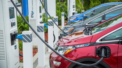 通用汽车已与EVGO合作，在美国部署了2700多个快速充电器