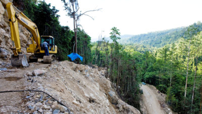 印度尼西亚军队清除巴布亚北部的跨巴布亚公路的一部分。