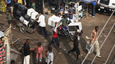 小贩们在尼日利亚拉各斯的阿拉巴国际市场贩卖二手空调。