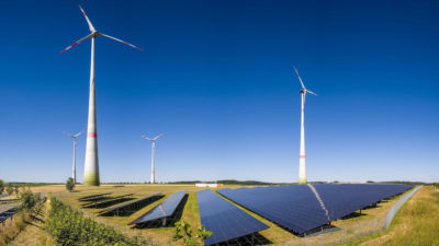 德国巴伐利亚的风力涡轮机和太阳能电池板。