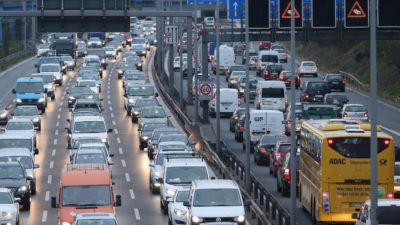 德国道路上的汽车数量持续增长，从2008年的4100万辆增加到今天的4600万辆。