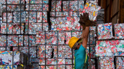 去年6月，可回收材料被堆放在哥斯达黎加的工厂里。