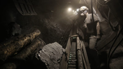 一名矿工在波兰Pawlowice的KWK Pniowek煤矿工作。