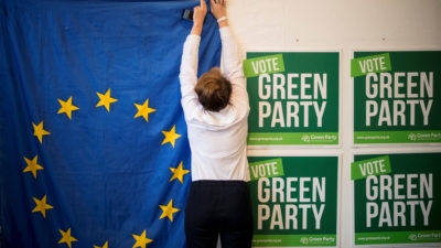 一个志愿者悬挂欧盟旗帜在绿党竞选办公室上个月在伦敦。