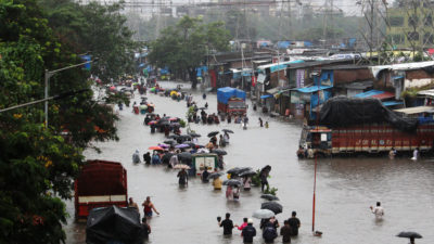 这个月孟买的季风洪水。