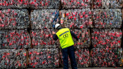 工作者检查塑料瓶在智利圣地亚哥的回收中心。
