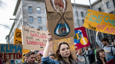 青年气候活动家在星期五为未来抗议在柏林，德国2019年9月20日。