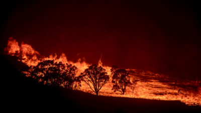 2月1日澳大利亚堪培拉附近的清晰范围火。