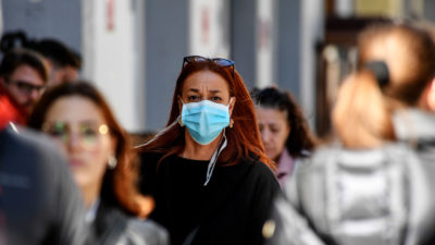 这位女士在本月在那不勒斯的一条街道上戴着面具。该国被冠心病遭遇了困难。