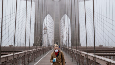 3月20日，一名女子走在布鲁克林大桥上。