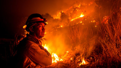 在山猫火的一个消防队员在蒙罗维亚，加利福尼亚州9月15日。