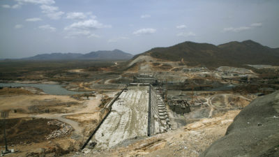 2015年正在建设的埃塞俄比亚文艺复兴大坝。这6,000-megawatt dam, now nearing completion, will be Africa's largest.