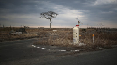 日本浪江，一条路边的辐射监测站。