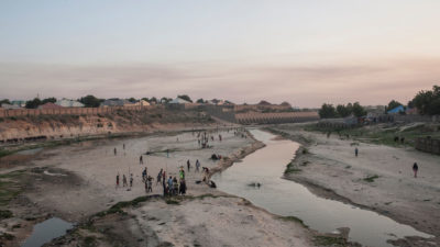 尼日利亚北部的人们迈德花园沿着季节性尼加达河聚集在乍得湖中。 