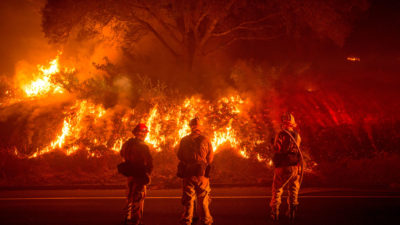 消防员与加利福尼亚州玛丽波萨附近的一场野火战斗。