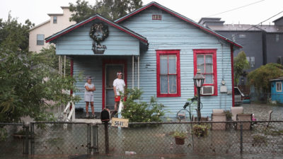 庭院山谷邻里的居民在休斯顿，德克萨斯州作为洪水在2017年8月围绕着他们的房子。